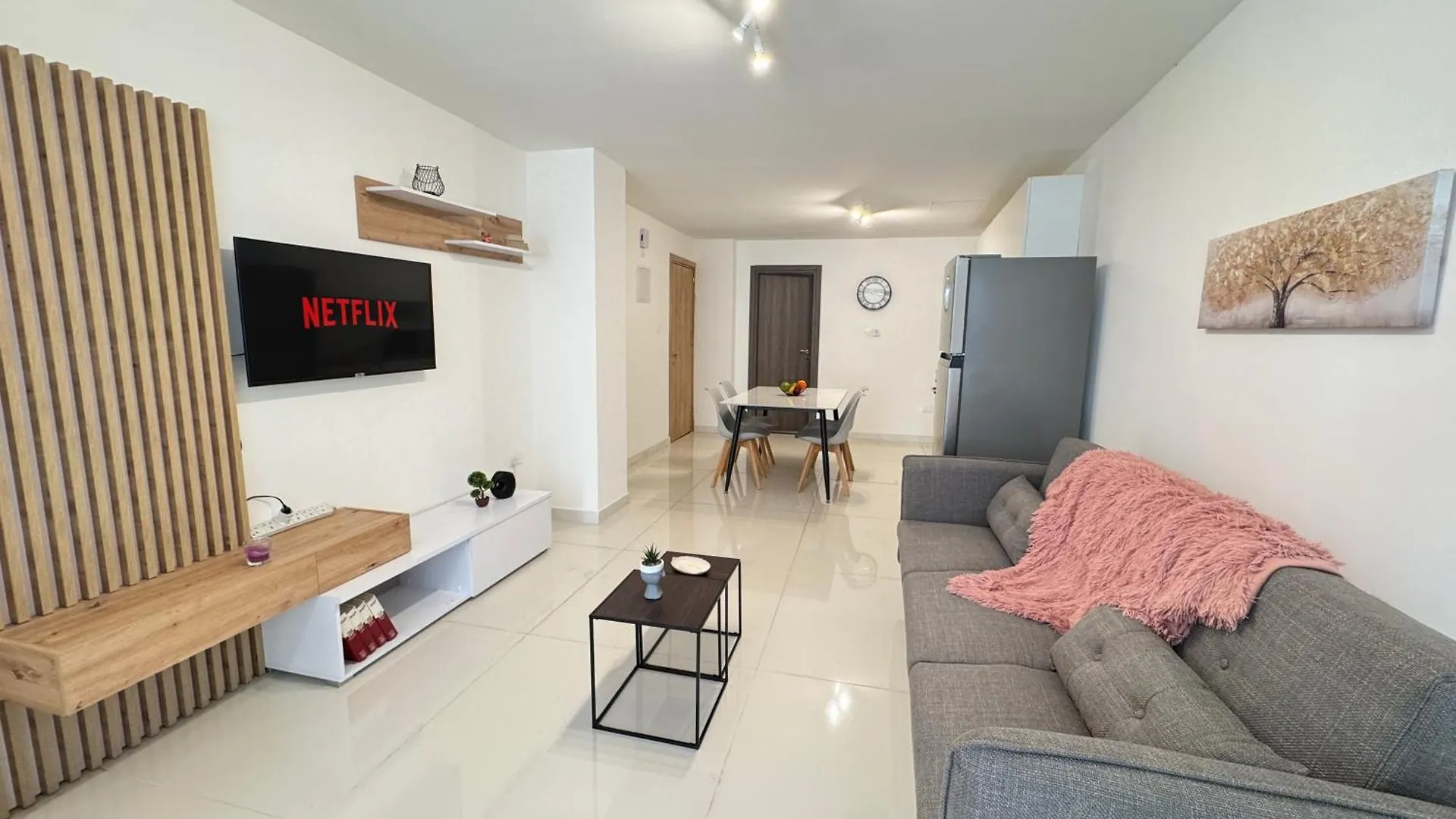 Majestic Seaside Larnaka Finikoudes Apartment 0*, Larnaca