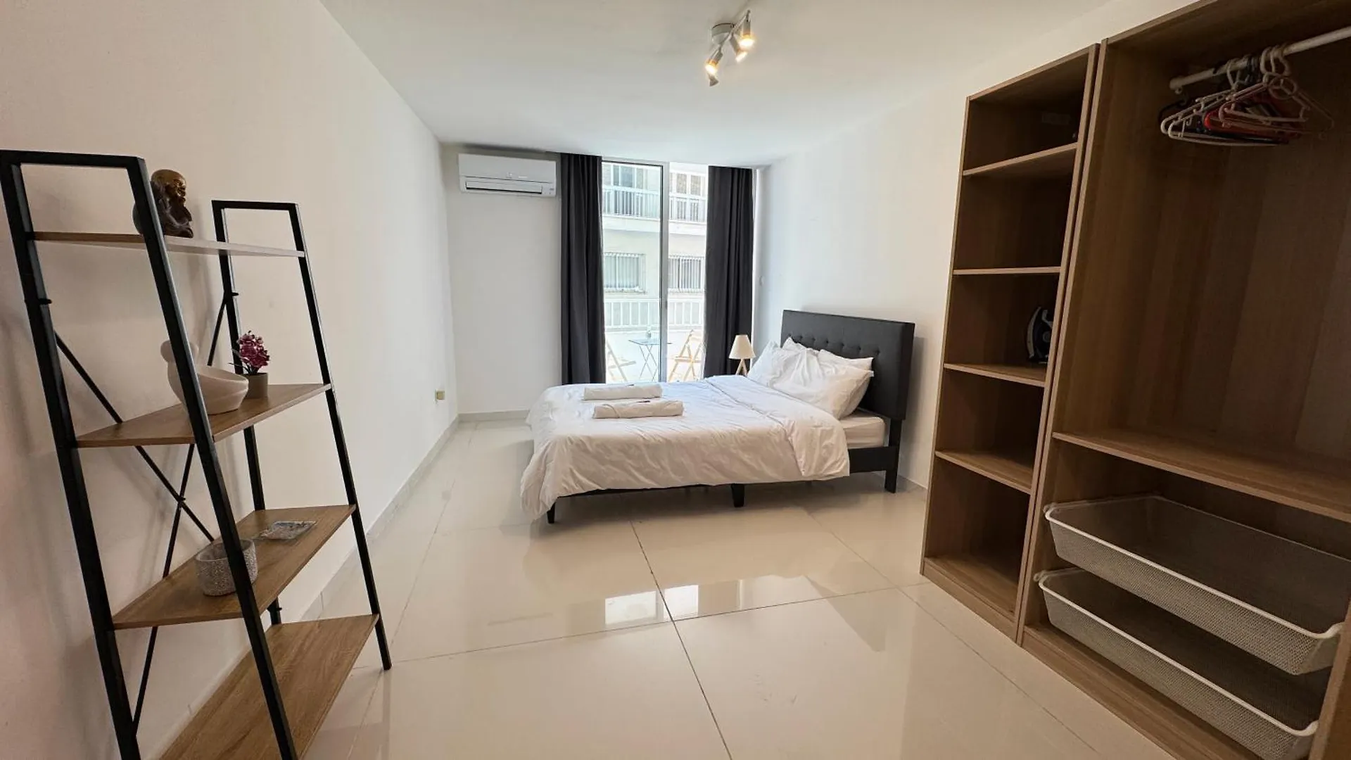 Majestic Seaside Larnaka Finikoudes Apartment Larnaca