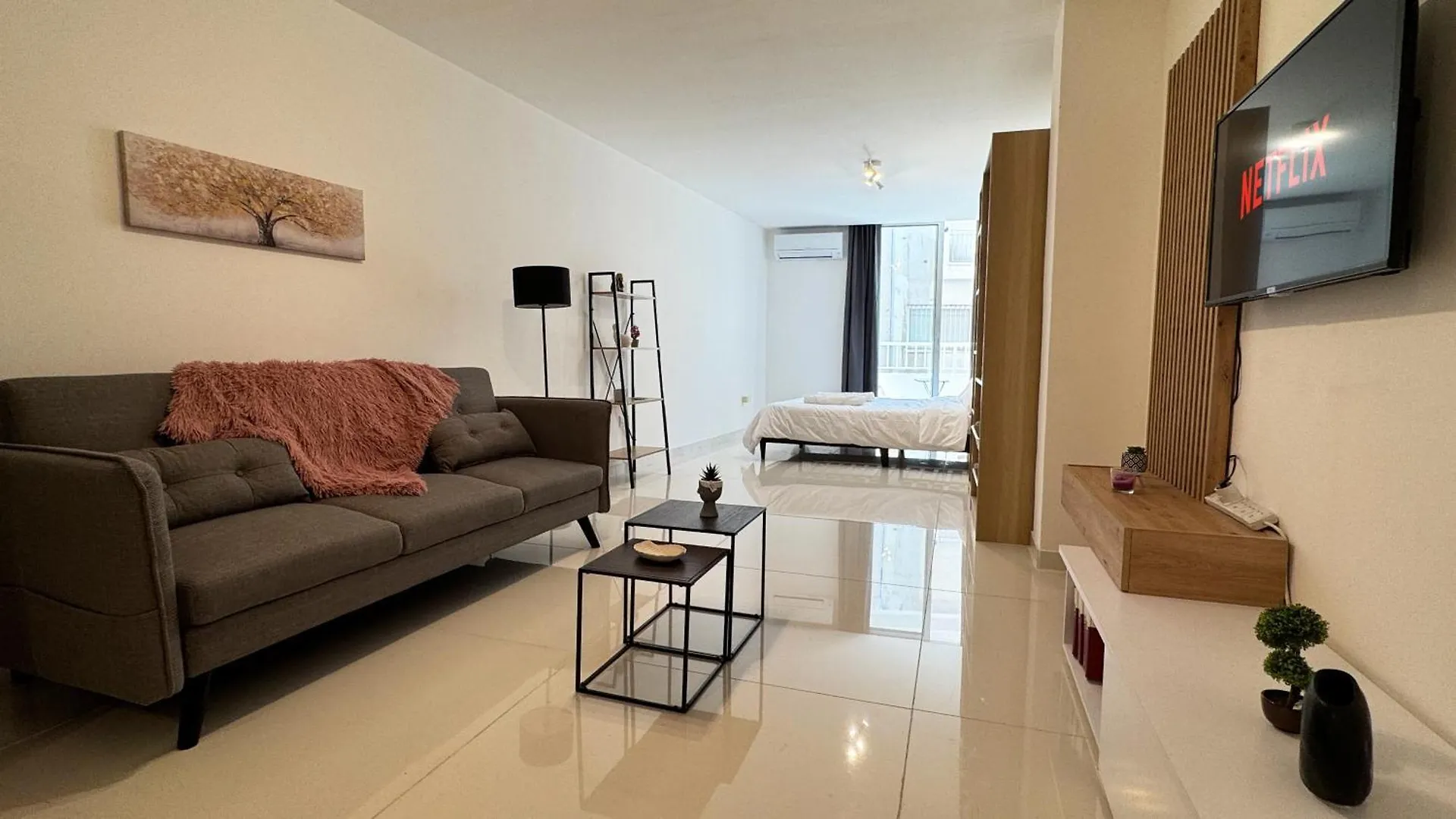 Majestic Seaside Larnaka Finikoudes Apartment Cyprus